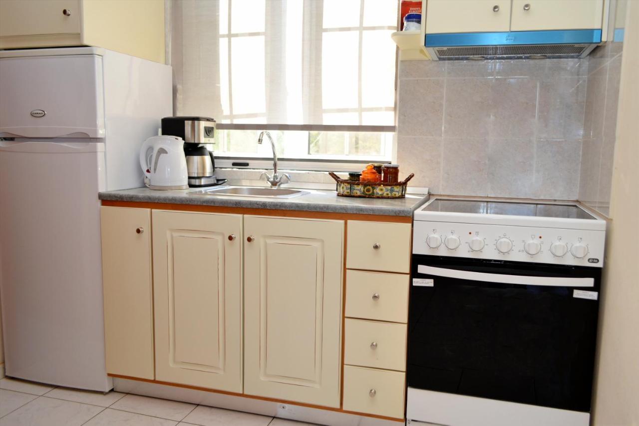 Troumpas Family Rooms & Apartments Leonídion エクステリア 写真