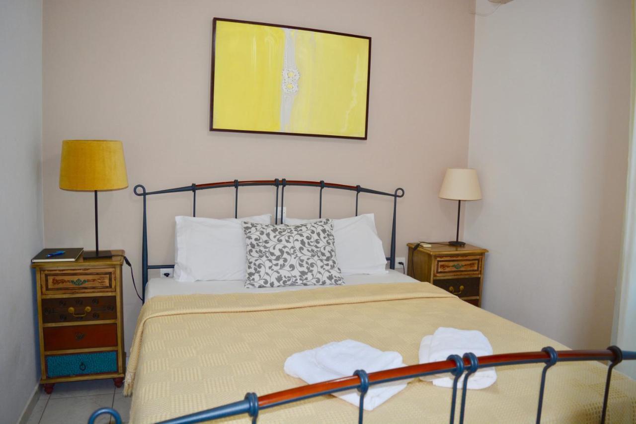 Troumpas Family Rooms & Apartments Leonídion エクステリア 写真