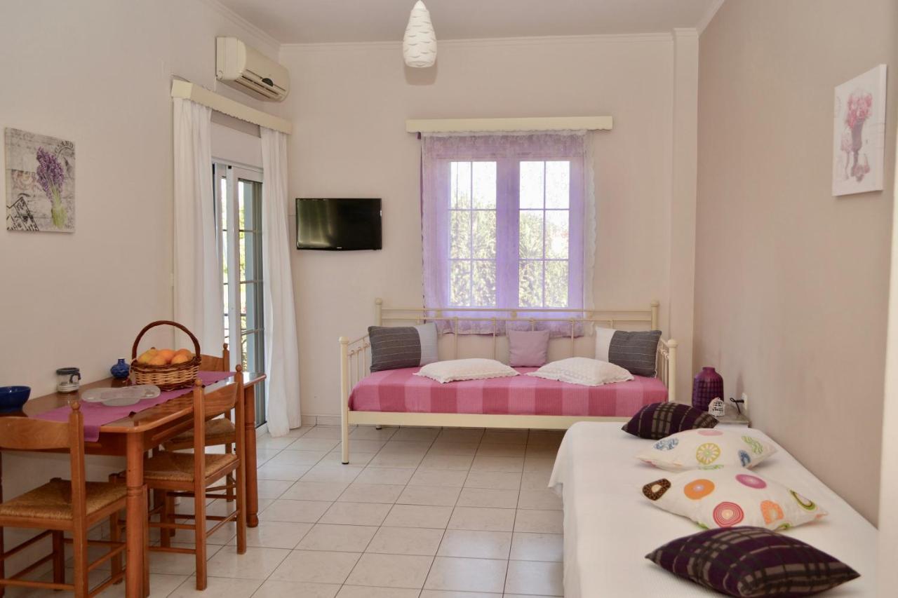 Troumpas Family Rooms & Apartments Leonídion エクステリア 写真