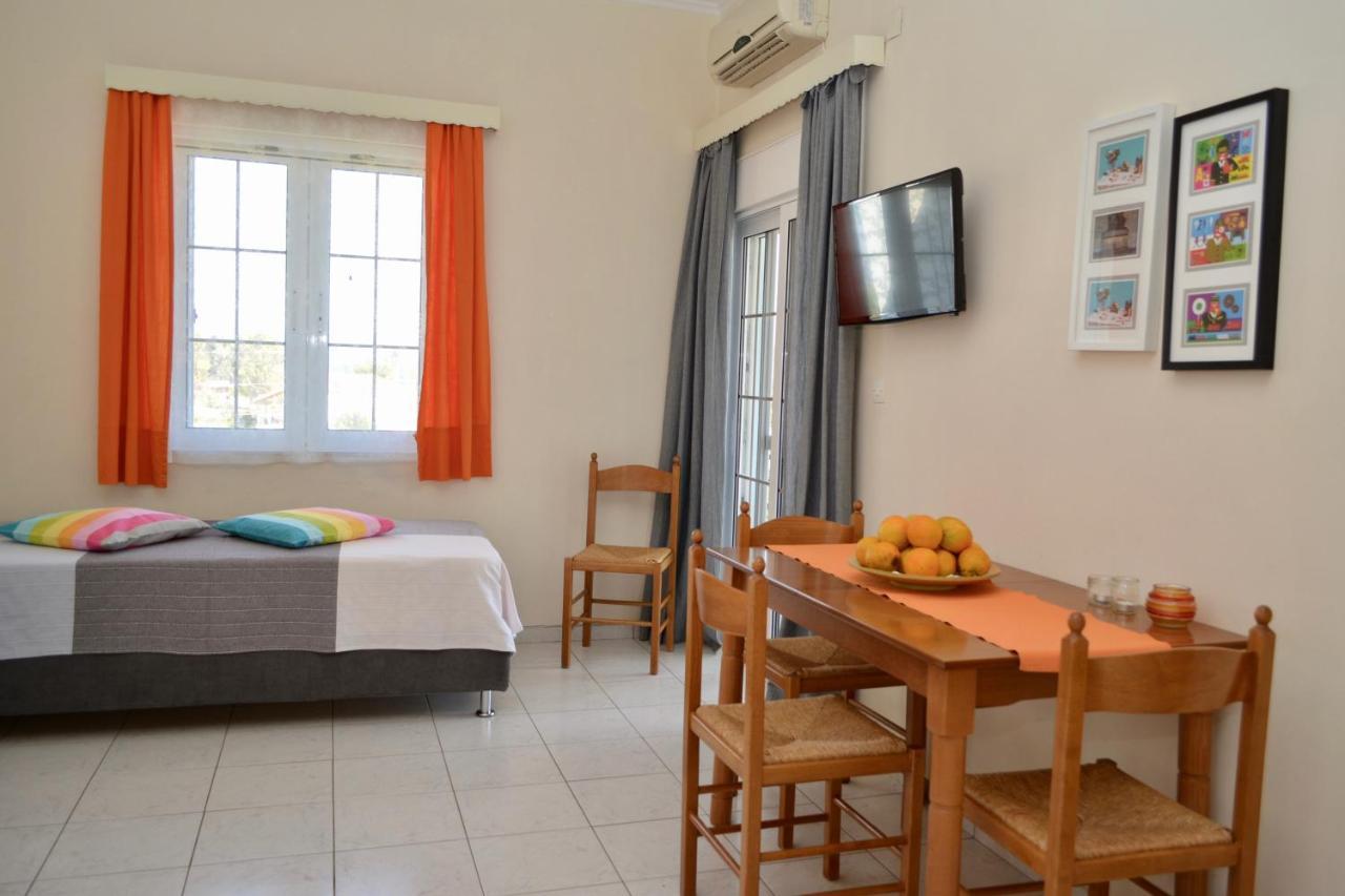 Troumpas Family Rooms & Apartments Leonídion エクステリア 写真