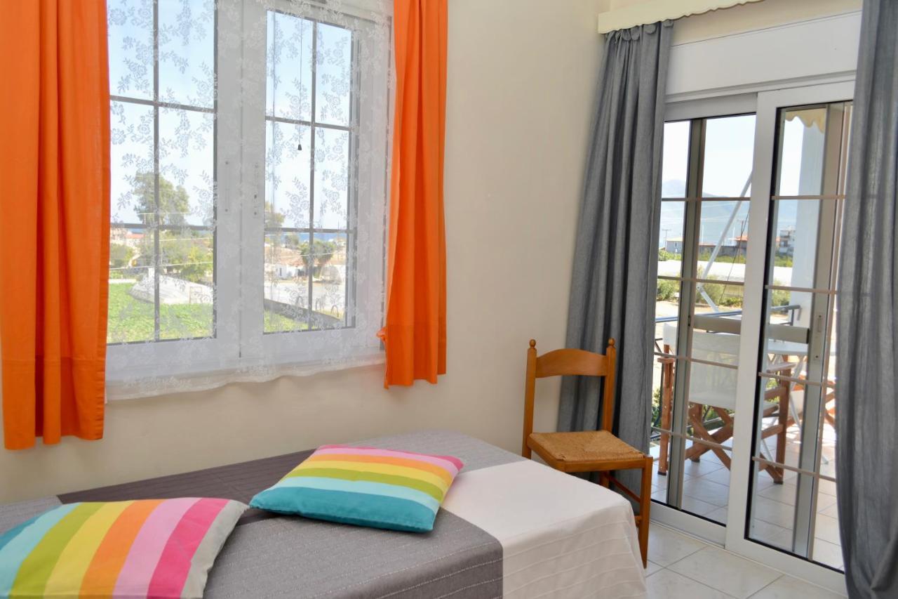Troumpas Family Rooms & Apartments Leonídion エクステリア 写真