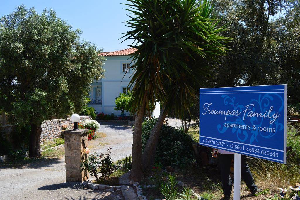 Troumpas Family Rooms & Apartments Leonídion エクステリア 写真