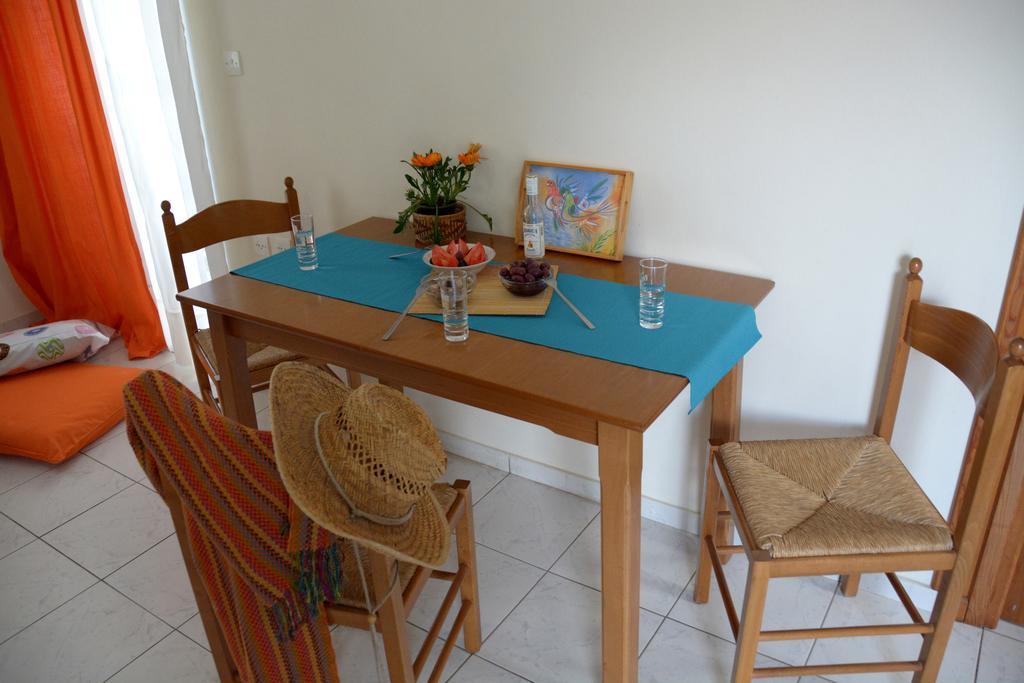 Troumpas Family Rooms & Apartments Leonídion エクステリア 写真