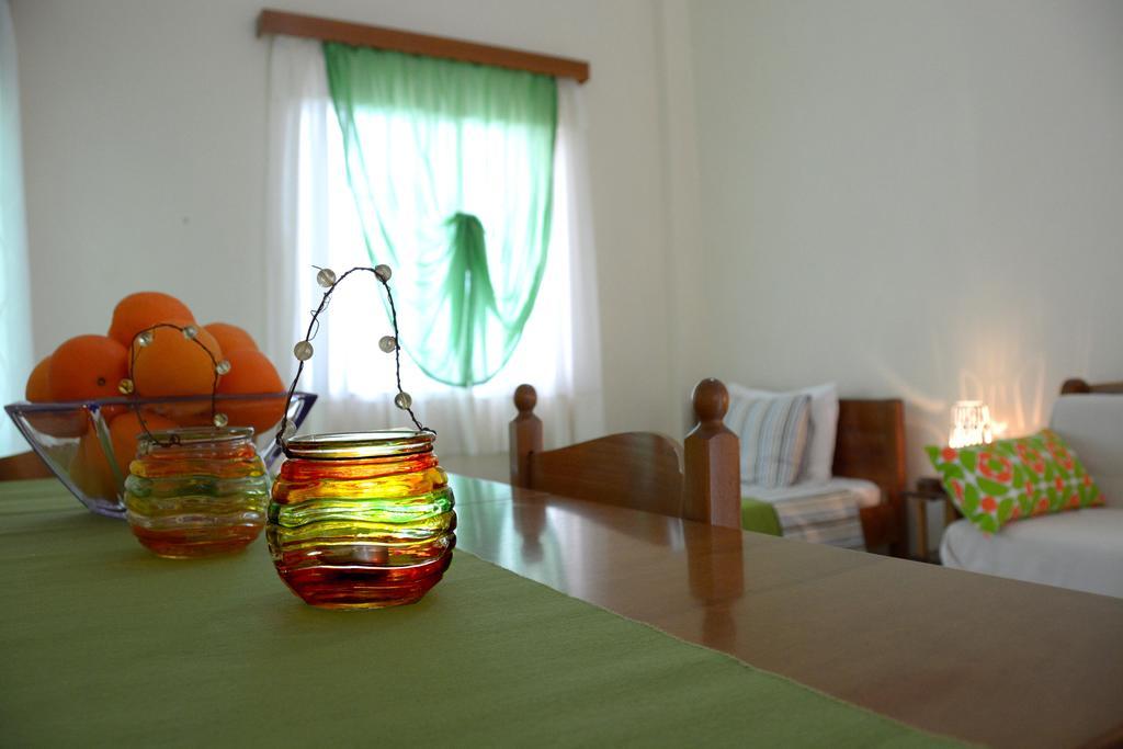 Troumpas Family Rooms & Apartments Leonídion エクステリア 写真